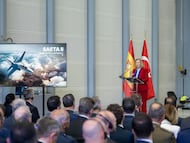 La secretaria de Estado de Defensa, María Amparo, durante el acto de firma del acuerdo para el proyecto de caza de combate de entrenamiento Saeta II, en las instalaciones de Airbus en Getafe. Imagen cedida por la empresa.