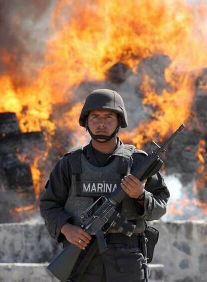 Un soldado mexicano hace guardia ante la incineración de cuatro toneladas de marihuana.