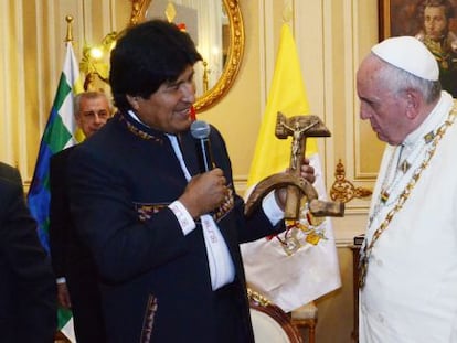 Evo Morales, entregando o presente ao Papa.