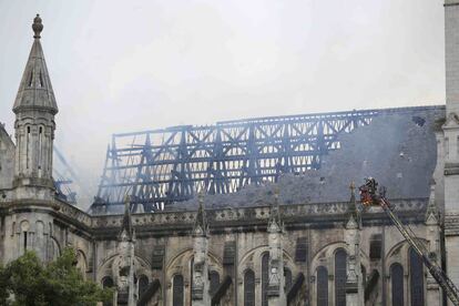 Bomberos en el techo de la bas&iacute;lica Saint-Donatien de Nantes.