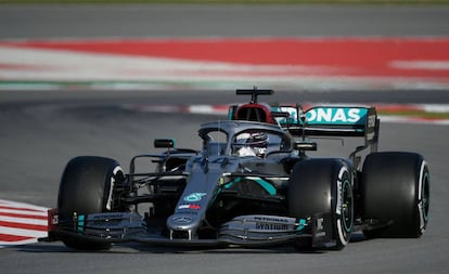 Hamilton, durante las pruebas en Montmeló.