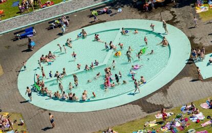 Padres e hijos disfrutan de esta piscina infantil en Baarn (Países Bajos), el 1 de julio de 2015.