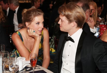 TAylor Swift y Joe Alwyn, en la 77ª entrega anual de los Globos de Oro, celebrada en el Hotel Beverly Hilton el 5 de enero de 2020.