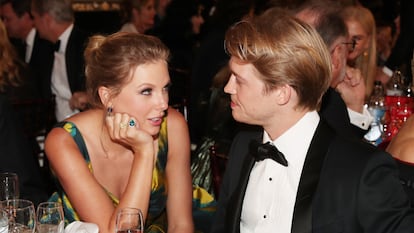 TAylor Swift y Joe Alwyn, en la 77ª entrega anual de los Globos de Oro, celebrada en el Hotel Beverly Hilton el 5 de enero de 2020.