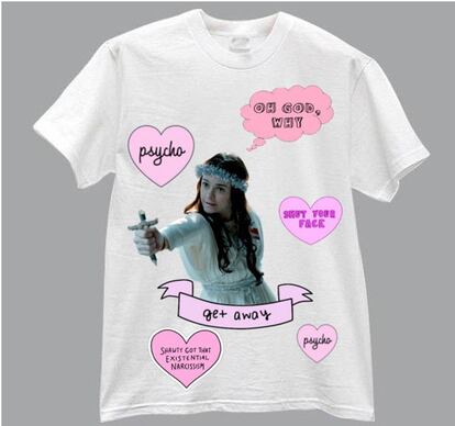 Si Piper Kerman te aburre, siempre puedes regalar esta divertida camiseta con Pennsatucky de angelito diabólico y varias de sus frases favorias. A la venta en Etsy por 15 euros.