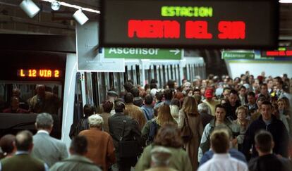 Primeros usuarios del Metrosur de Madrid el día de la inauguración en 2003