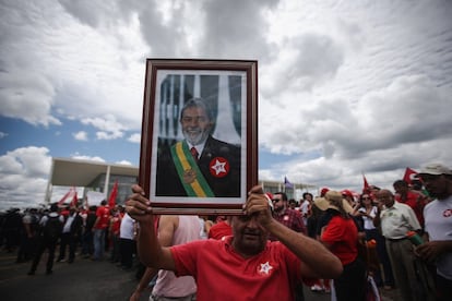 Un partidario del expresidente porta un cuadro con su foto en las cercanias del palacio Planalto, en Brasilia.