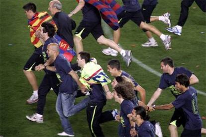 Los jugadores  del Barça celebran el título en el Camp Nou.