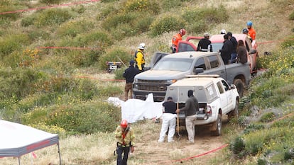 Peritos forenses trabajan en la zona donde se localizaron los cuerpos de tres turistas en Santo Tomas, Ensenada (México).