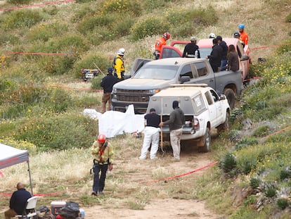 Peritos forenses trabajan en la zona donde se localizaron los cuerpos de dos surfistas australianos y un estadounidense en el poblado Santo Tomas en la ciudad de Ensenada (México).