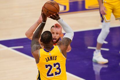 LeBron James, pese a la oposición de Curry, lanza el triple que decidió el partido entre los Lakers y los Warriors.