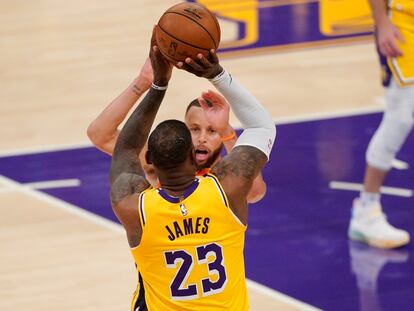 LeBron James, pese a la oposición de Curry, lanza el triple que decidió el partido entre los Lakers y los Warriors.