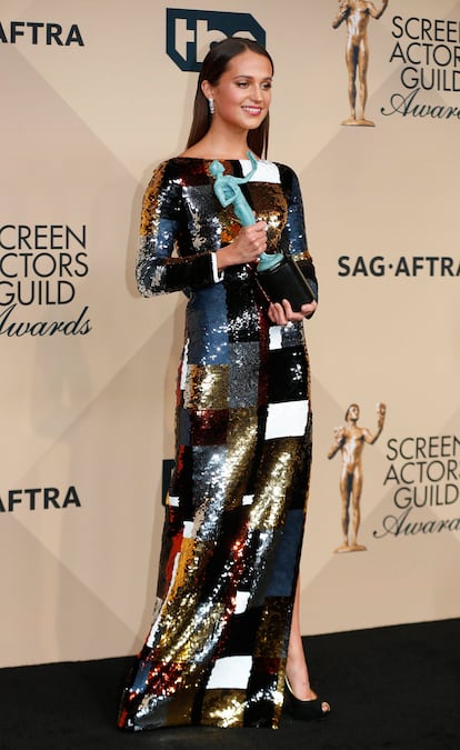 Alicia Vikander se ha llevado el premio a Mejor Actriz de Reparto por "La chica Danesa". La actriz lució un diseño de manga larga, escote cerrado y sensual raja en la falda, firmado por Louis Vuitton.