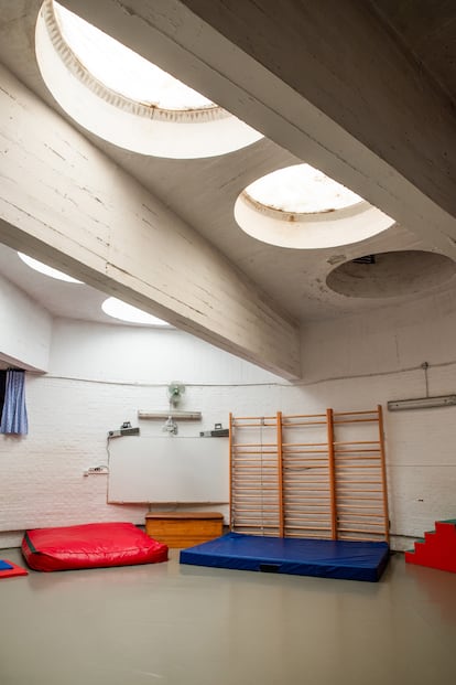 El antiguo salón de actos y capilla de la escuela, hoy convertido en gimnasio.