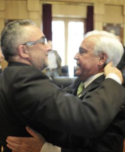 José Luis Baltar abraza a su portavoz en la Diputación, Plácido Álvarez, tras presidir su último pleno