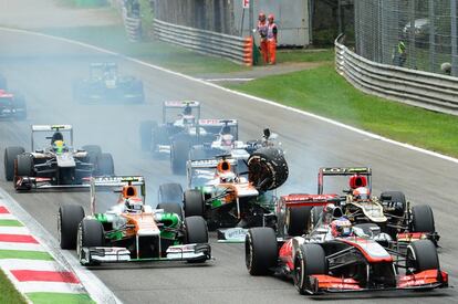 Paul di Resta (Foce India) choca con el Lotus de Romain Grosjean.