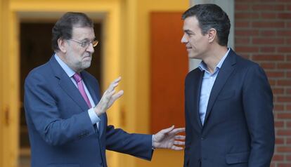 Mariano Rajoy (i), recibe al secretario general del PSOE, Pedro Sánchez (d), en La Moncloa, primer encuentro entre ambos desde que Sánchez es el nuevo líder socialista, el 6 de julio de 2017.