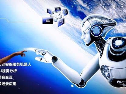 Un niño interactúa con un póster sobre inteligencia artificial en la World Robot Conference de Pekín de 2022.