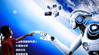 Un niño interactúa con un póster sobre inteligencia artificial en la World Robot Conference de Pekín de 2022.