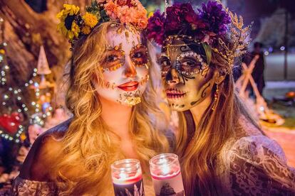 Dos jóvenes disfrazadas de calaveritas en el desfile del Día de Muertos de Ciudad de México.