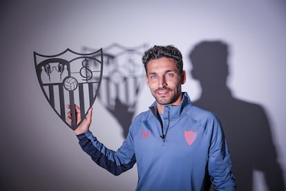 Jess Navas sujeta el escudo del Sevilla despus de la entrevista.