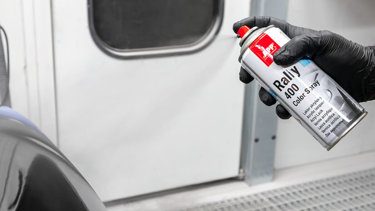 Describimos las ventajas de usar este barniz transparente y multiusos en formato espray.