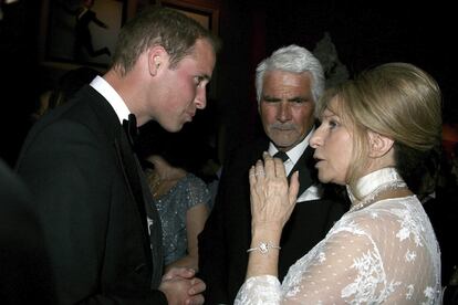 El duque de Cambridge y príncipe de Inglaterra, Guillermo, charla con los actores James Brolin y Barbra Streisand durante la cena inaugural 'Brits to Watch 2011' de la Academia Británica para las Artes del Cine y la Televisión (BAFTA).