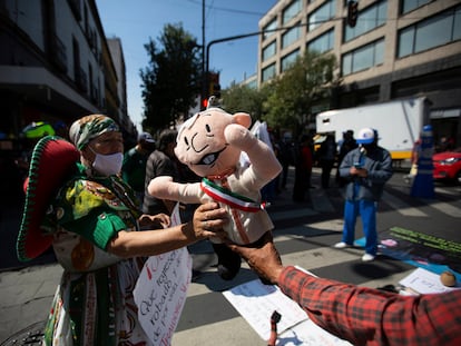 Una manifestación frente al Supremo mexicano que apoya la consulta de López Obrador.