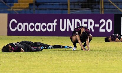 Los jugadores mexicanos lamentan su eliminación frente a Guatemala, este miércoles.