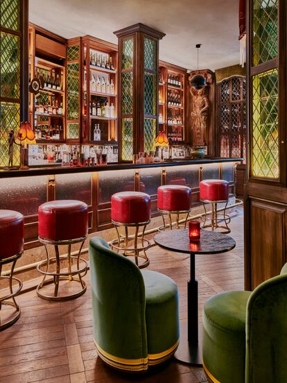 Una coctelería. Nuts, en Barcelona, es la creación de dos amigos diseñadores: Lázaro Rosa-Violán y Josep María Morera, que se han unido para crear un concepto único. El establecimiento, abierto el pasado verano, recupera objetos y elementos históricos traídos de París, Venecia, Carcasona, Ámsterdam, Burdeos y otras ciudades europeas. Los cócteles estrella son el Moscow Mule con refuerzo de extracto de jengibre, el 'gin-tonic' con lichi o violeta y 'whisky sour' con versiones con toque de caramelo, albahaca o pera, que acompañan a un menú diario customizado y adaptado a cada temporada.