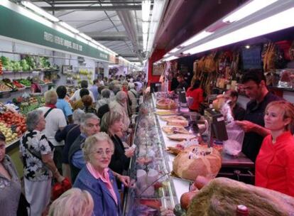 El mercado barcelonés de Sant Antoni se instala en dos carpas.