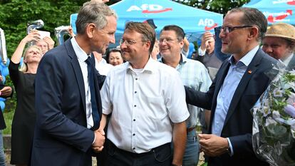 De izquierda a derecha, Björn Höcke, el líder de AfD en Turingia; Robert Sesselman, el ganador de las elecciones en Sonneberg, y Tino Chrupalla, colíder nacional del partido ultraderechista, en Sonneberg (Turingia).