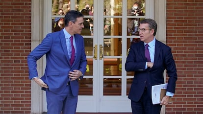 El presidente, Pedro Sánchez, recibe en La Moncloa al líder de la oposición, Alberto Núñez Feijóo, el pasado 7 de abril.