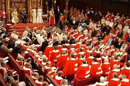 La reina Isabel II durante la lectura de su discurso ante los diputados de ambas cámaras, reunido en la de los Lores.