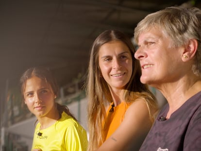 Vídeo | Una ‘pionera’, una profesional y una cadete: el camino del fútbol femenino 53 años tras el primer partido