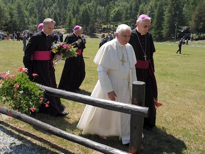 El papa Benedicto XVI ha comenzado sus vacaciones con una estancia localidad alpina de Introd, en el Valle de Aosta, donde permanecerá hasta el 29 de julio, cuando regresará al palacio pontificio de Castel Gandolfo. Benedico XVI se aloja en la residencia que los salesianos tienen en Introd.