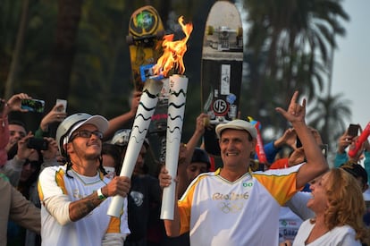 Rony Gomes recebe a chama olímpica no Parque do Ipiranga.