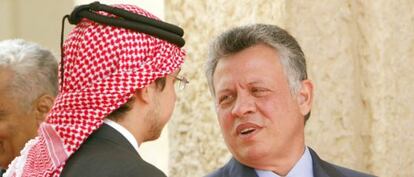 El rey Abdalá de Jordania y el príncipe Husein el domingo en Ammán.