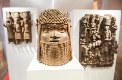 Tres de los bronces de Benín que se exponen en el Museo de Artes Plásticas de Hamburgo (Alemania) y que serán devueltos a Nigeria.