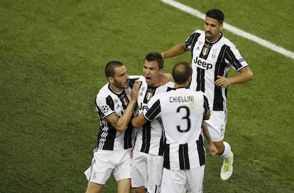 Mario Mandzukic comemora empate da Juventus. 