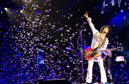 Prince, en una actuaci&oacute;n en Birmingham en 2014.