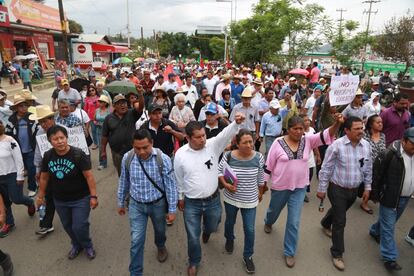 Manifestantes salieron a las calles este lunes a protestar por los hechos violentos del domingo.