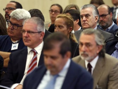 Bárcenas (c, top), Correa (c, below) and Pablo Crespo (second from left) in court on Tuesday.