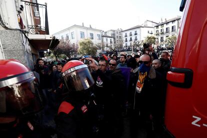 En medio de una fuerte tensión y protegidos por un importante cordón policial, Ciudadanos ha celebrado esta mañana en la plaza de los Fueros de Alsasua (Navarra) un nuevo acto de la plataforma España Ciudadana en "defensa de los guardias civiles y sus parejas agredidos hacia ya dos años en esta localidad" y a favor de la unidad de España. En la imagen, efectivos de la Policía Foral frente a una manifestación en contra de la iniciativa España Ciudadana.