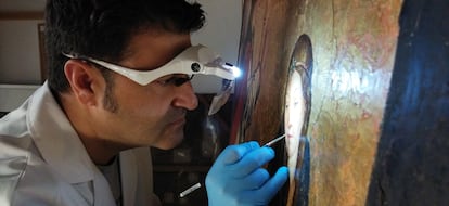 El restaurador Pablo Nieto durante el proceso de restauración de la tabla de 'La Anunciación' de Juan de Borgoña, una de las ocho aparecidas en Alcaraz, Albacete.