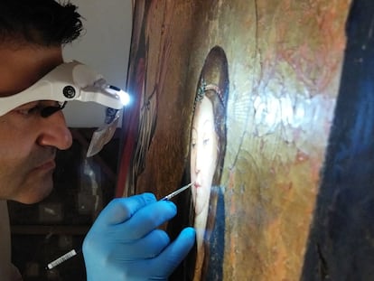 El restaurador Pablo Nieto durante el proceso de restauración de la tabla de 'La Anunciación' de Juan de Borgoña, una de las ocho aparecidas en Alcaraz, Albacete.