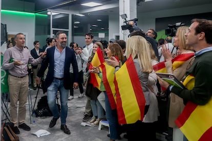 El líder de Vox, Santiago Abascal, a su llegada para comparecer en una rueda de prensa durante el seguimiento de la jornada electoral en la sede nacional de Vox en Madrid.