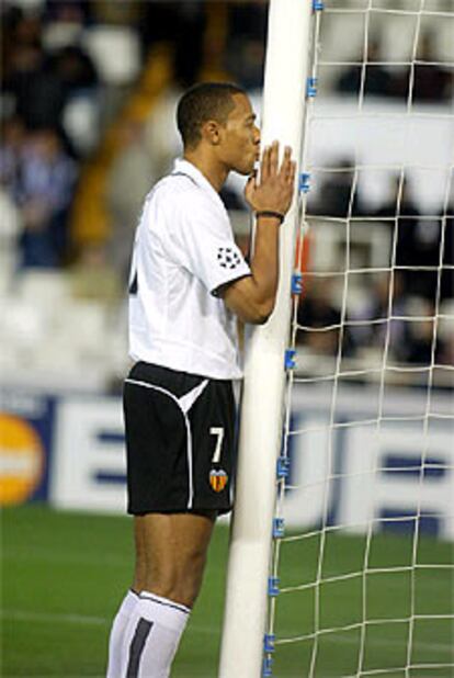 John Carew besa un poste de una portería tras fallar una clara ocasión de gol.