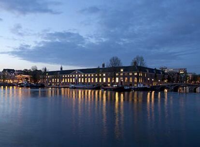La reforma de la Antigua residencia de ancianos del edificio Amstelhof que alberga el nuevo Museo Hermitage de Amsterdam ha sido obra de tres estudios arquitectónicos. Hans van Heeswijk (edificio), Merkx+Girod (interior) y Michael van Gessel (recinto).