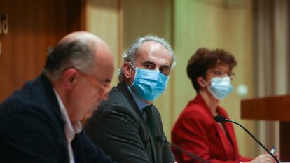 El viceconsejero de Salud Pública de Madrid, Antonio Zapatero; el consejero Enrique Ruiz Escudero, y la directora general de Salud Pública, Elena Andradas, en la rueda de prensa del pasado viernes.